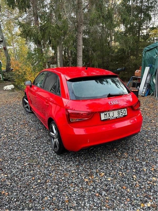 Röd Begagnad 2013 Audi A1 Sportback Halvkombi | 79 900 kr (Marknadspris) - Bild 1/4
