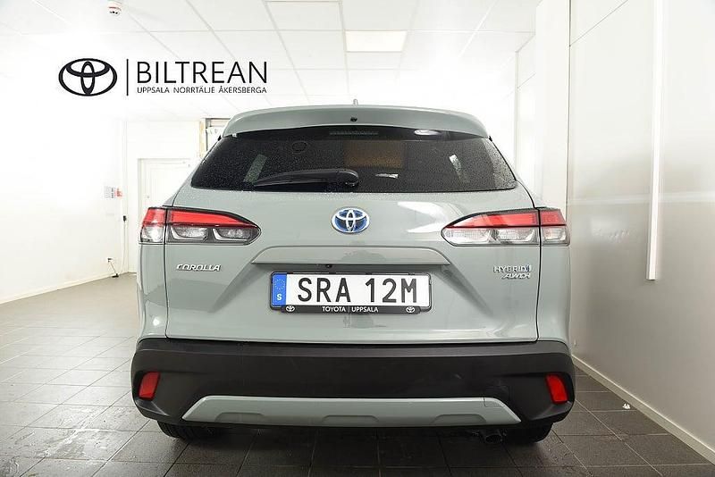 Begagnad Toyota Corolla Cross Style 197 HK (144 kW) 2022 Grön SUV
