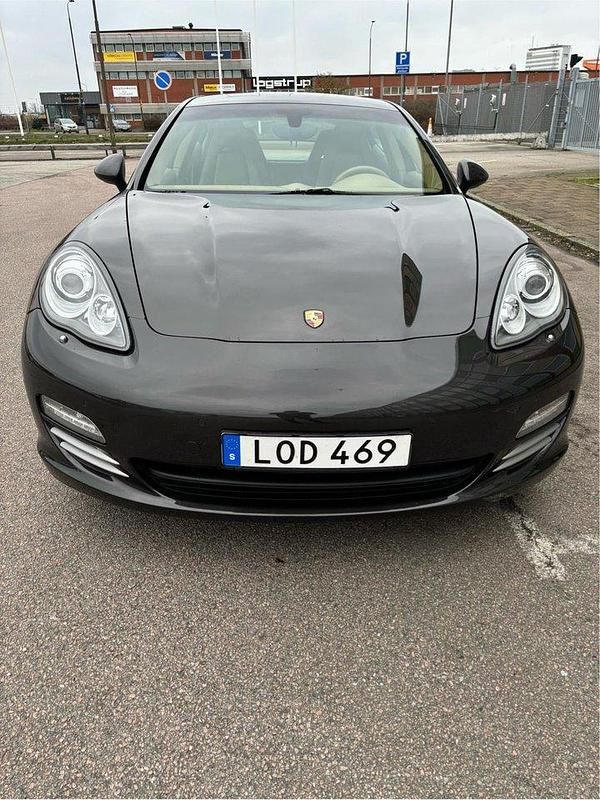 Grå Begagnad 2012 Porsche Panamera 4 Sport Sedan | 289 000 kr (Lite dyr) - Bild 1/4