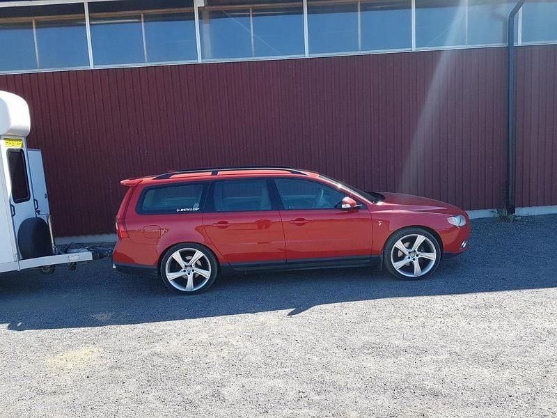 Röd Begagnad 2008 Volvo V70 Kinetic Kombi | 18 000 kr (Superpris) - Bild 1/4