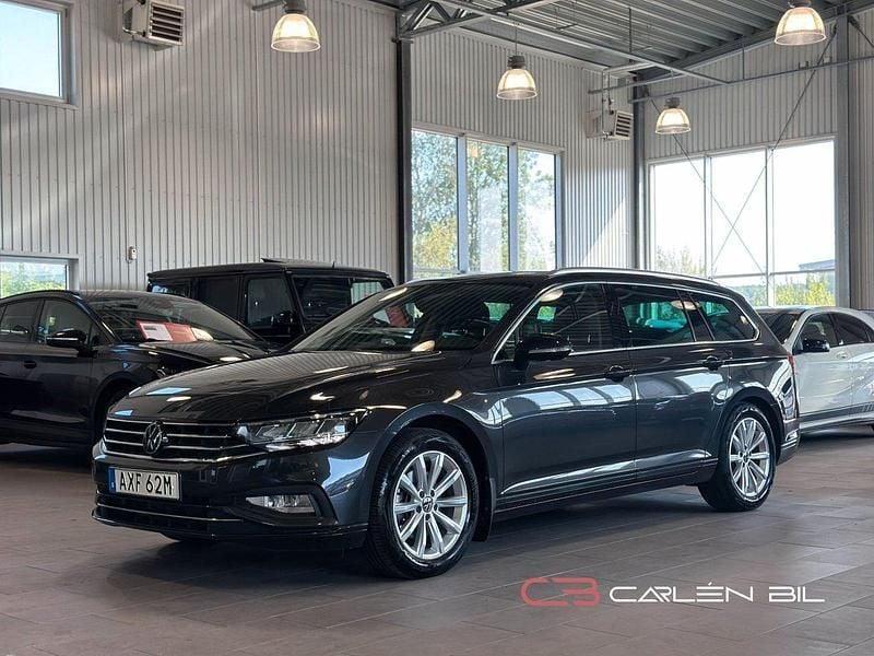 Mörkgrå Begagnad 2022 VW Passat Executive Kombi | 294 900 kr (Marknadspris) - Bild 1/4