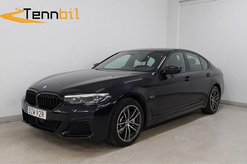 Svart Begagnad 2023 BMW 530e M Sport Sedan | 449 900 kr (Marknadspris) - Bild 1/4
