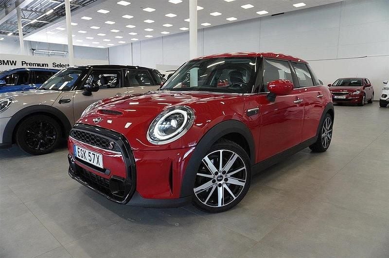 Röd Begagnad 2022 Mini Cooper Halvkombi | 279 500 kr (Marknadspris) - Bild 1/4