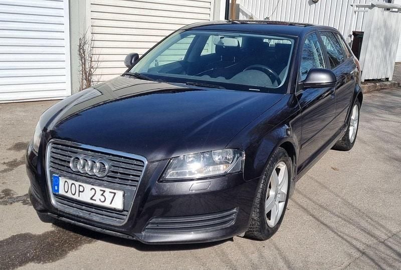 Grå Begagnad 2010 Audi A3 Sportback Attraction Halvkombi | 65 000 kr (Marknadspris) - Bild 1/4