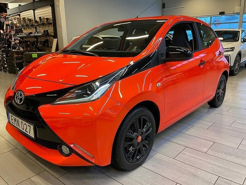 Orange Begagnad 2014 Toyota Aygo X-cite Halvkombi | 88 000 kr (Marknadspris) - Bild 1/4