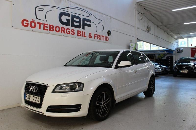 Vit Begagnad 2011 Audi A3 Sportback Attraction Halvkombi | 59 000 kr (Bra pris) - Bild 1/4