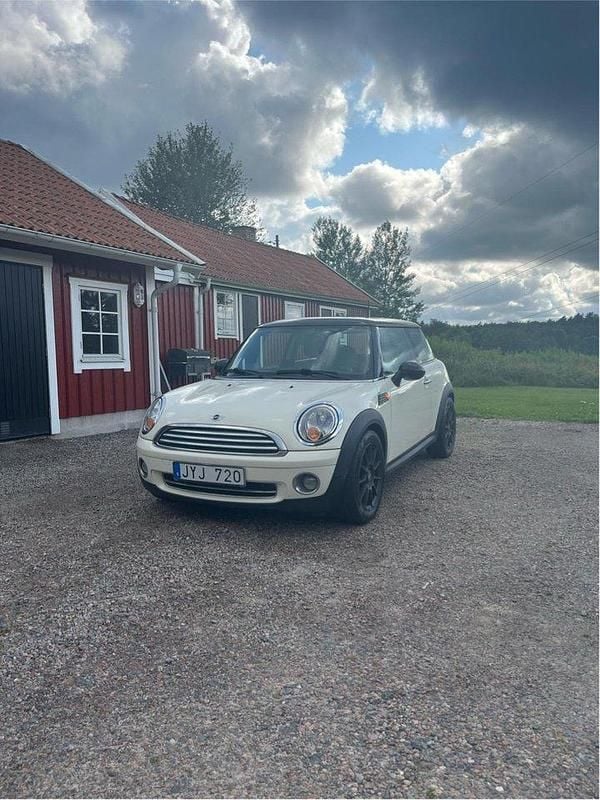 Vit Begagnad 2010 Mini Cooper Halvkombi | 65 000 kr (Lite dyr) - Bild 1/4