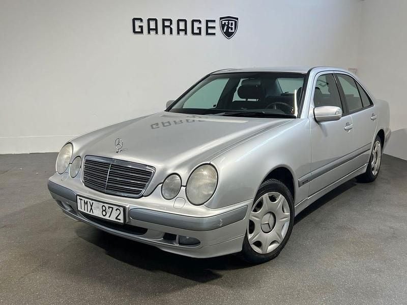 Ljusgrå (grå) Begagnad 2002 Mercedes E320 Sedan | 59 500 kr - Bild 1/4