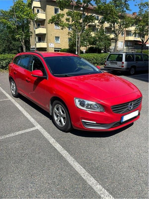 Röd Begagnad 2015 Volvo V60 Kinetic Kombi | 90 000 kr (Marknadspris) - Bild 1/4