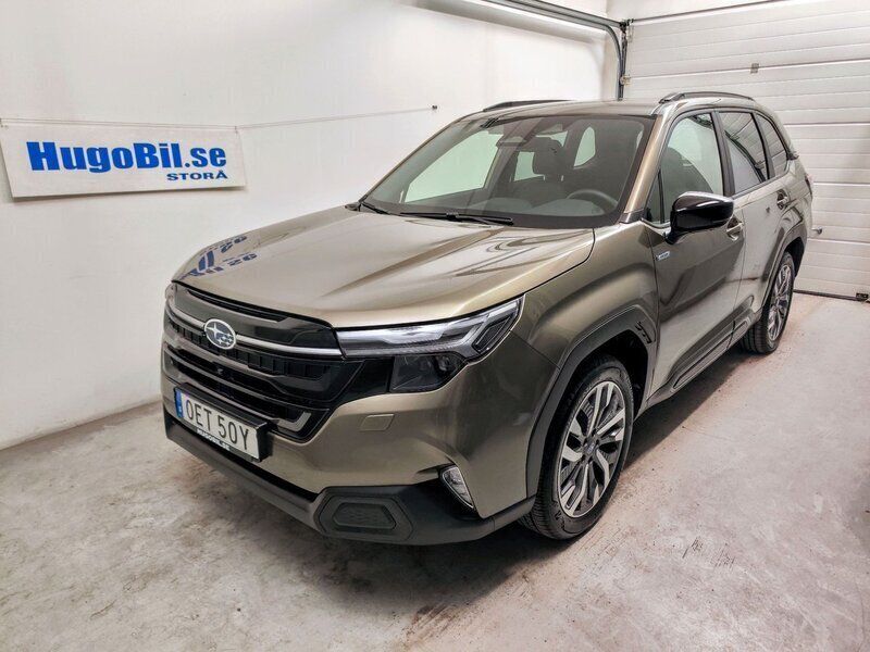 Grön (autumn green metallic) Ny 2025 Subaru Forester SUV | 463 400 kr (Marknadspris) - Bild 1/4
