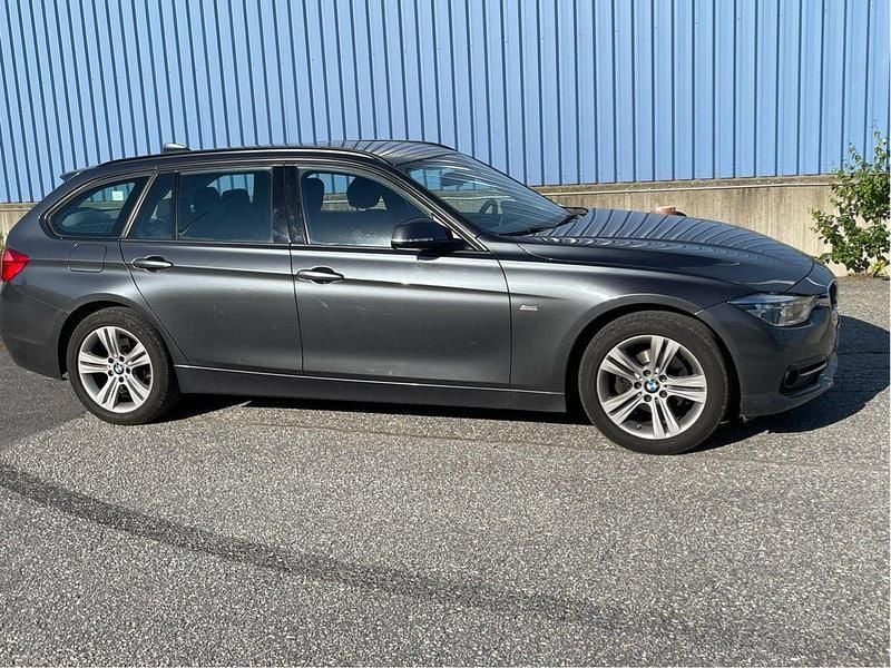 Grå Begagnad 2017 BMW 318 Sport Line Kombi | 160 000 kr (Marknadspris) - Bild 1/4