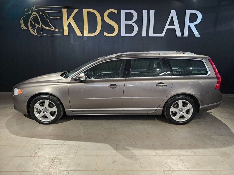 Grå Begagnad 2010 Volvo V70 Summum Kombi | 79 500 kr (Bra pris) - Bild 1/4