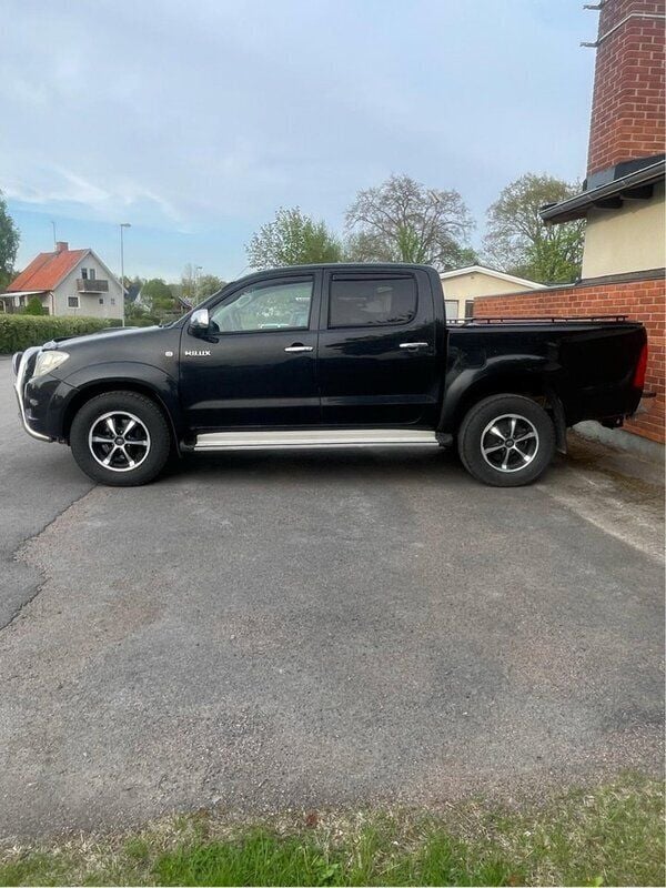 Svart Begagnad 2010 Toyota HiLux Pickup | 130 000 kr (Marknadspris) - Bild 1/4
