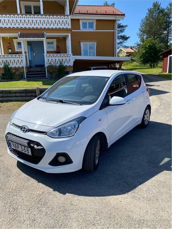 Vit Begagnad 2016 Hyundai i10 Halvkombi | 65 000 kr (Marknadspris) - Bild 1/4