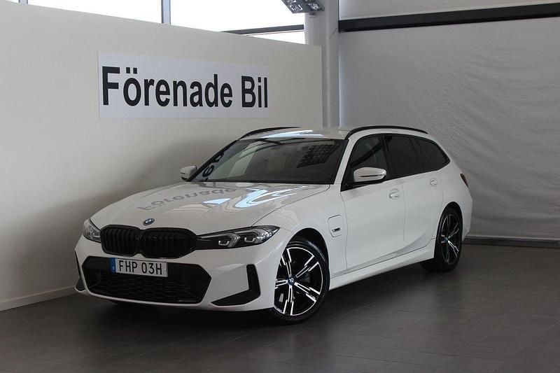 Vit Begagnad 2022 BMW 330e M Sport Kombi | 429 000 kr - Bild 1/4