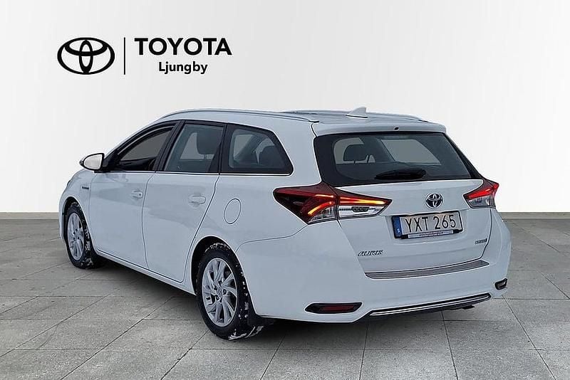 Begagnad Toyota Auris Touring Sports Active 137 HK (100 kW) 2017 Vit Kombi