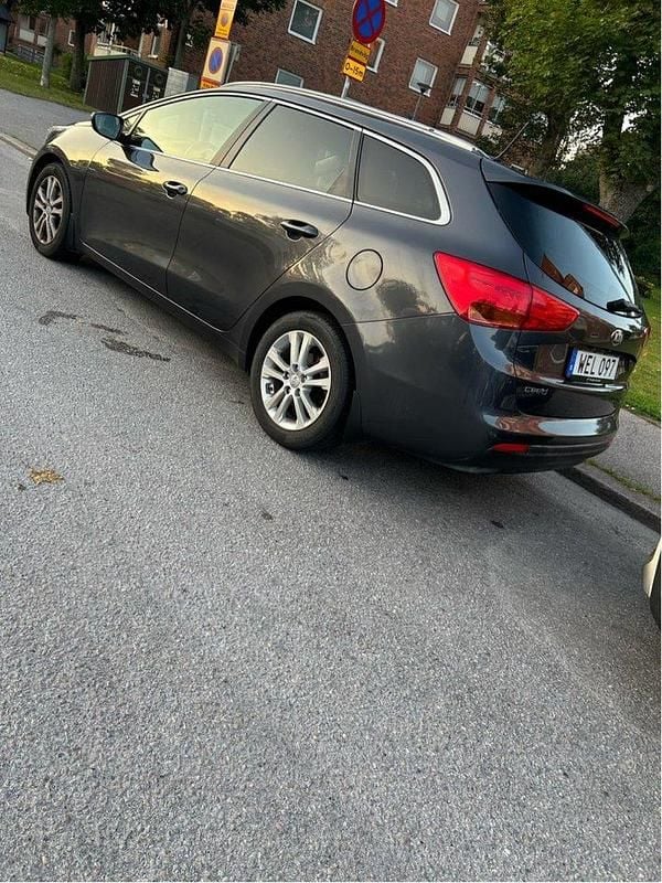 Grå Begagnad 2015 Kia Ceed Sportswagon EX Kombi | 109 900 kr (Marknadspris) - Bild 1/4