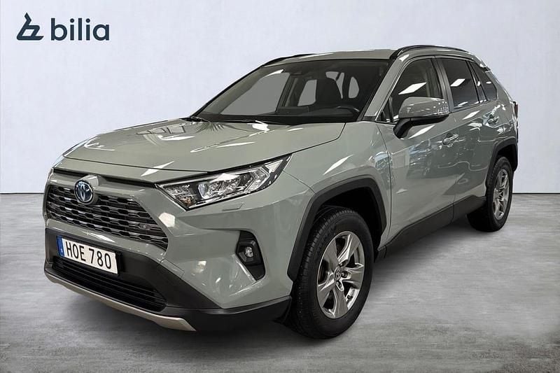 Grön Begagnad 2022 Toyota RAV4 Hybrid Active SUV | 339 900 kr (Marknadspris) - Bild 1/3