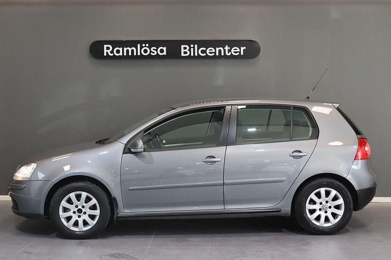 Mörkgrå (grå) Begagnad 2009 VW Golf Trendline Halvkombi | 49 900 kr (Marknadspris) - Bild 1/4