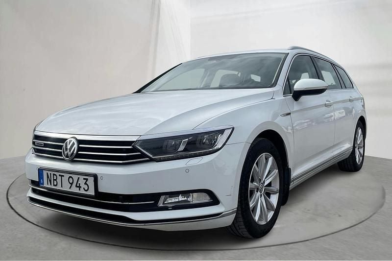 Vit Begagnad 2016 VW Passat Sedan | 179 000 kr (Bra pris) - Bild 1/4