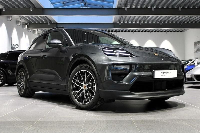 Grå Begagnad 2024 Porsche Macan SUV | 855 000 kr (Bra pris) - Bild 1/4