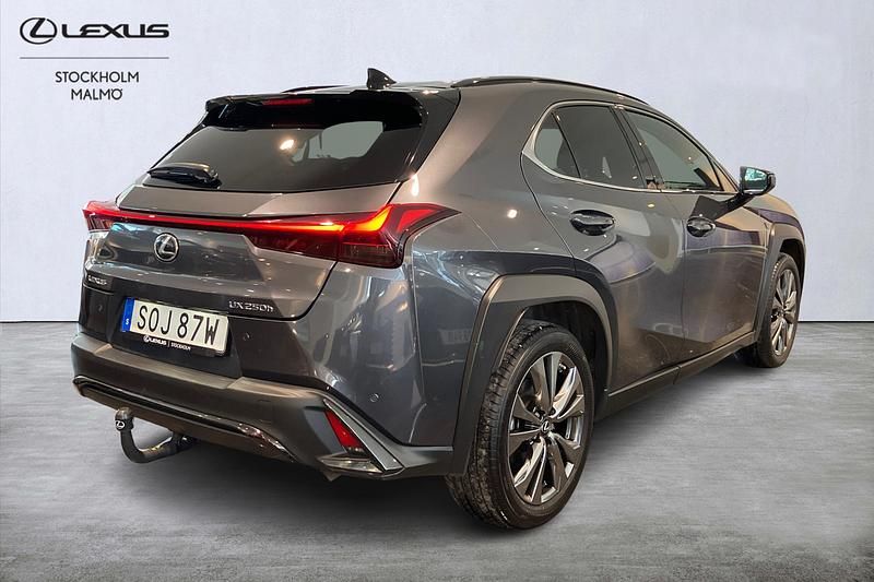 Begagnad Lexus UX 250h Sport Design Packet 186 HK (136 kW) 2022 Grå SUV