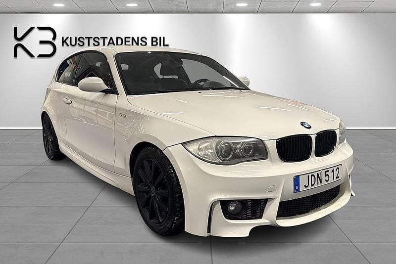 Vit Begagnad 2008 BMW 120 M Sport Halvkombi | 74 900 kr (Marknadspris) - Bild 1/4