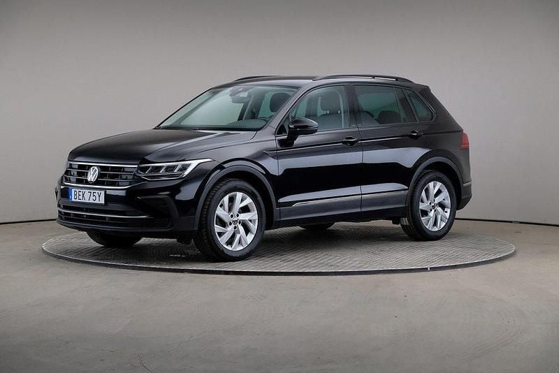 Svart Begagnad 2024 VW Tiguan SUV | 265 000 kr (Superpris) - Bild 1/4