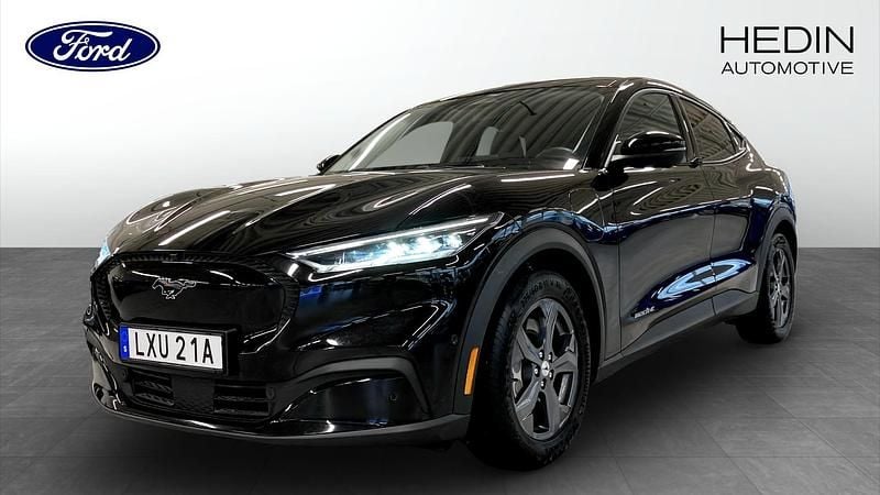 Svart Begagnad 2021 Ford Mustang Mach-E Standard Range SUV | 324 900 kr (Marknadspris) - Bild 1/4