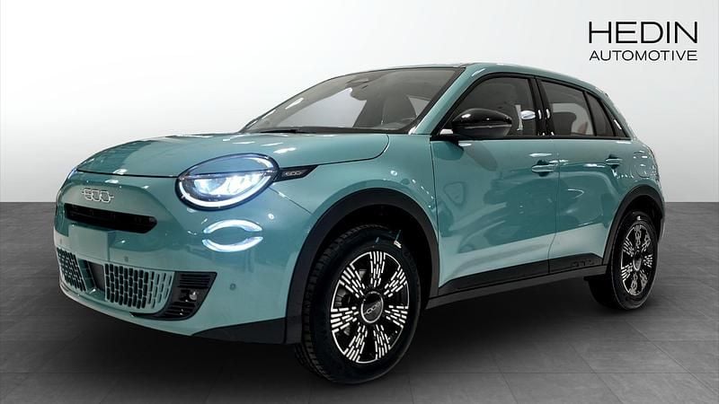 Blå Ny 2025 Fiat 600 Icon Halvkombi | 352 900 kr (Marknadspris) - Bild 1/4