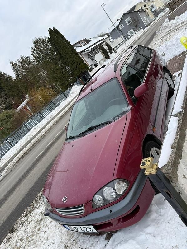 Begagnad Toyota Avensis 110 HK (80 kW) 2000 Kombi