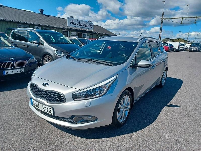 Grå Begagnad 2013 Kia Ceed Sportswagon 3 Kombi | 94 900 kr (Marknadspris) - Bild 1/4