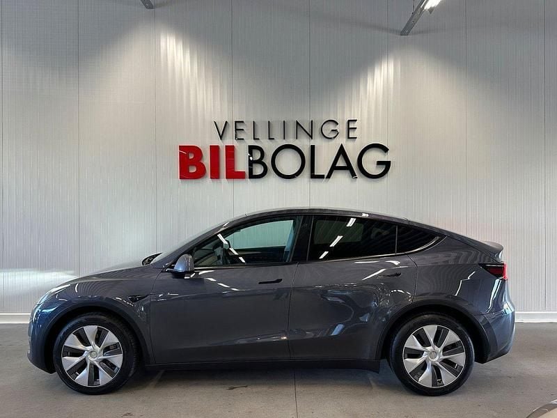 Grå Begagnad 2022 Tesla Model Y Long Range AWD SUV | 324 500 kr (Marknadspris) - Bild 1/4