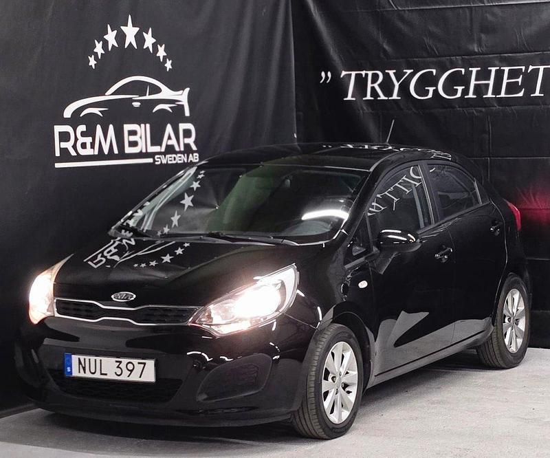 Svart Begagnad 2012 Kia Rio Halvkombi | 54 800 kr (Marknadspris) - Bild 1/4
