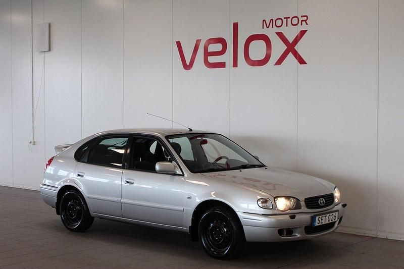 Silver Begagnad 2000 Toyota Corolla Halvkombi | 29 900 kr (Marknadspris) - Bild 1/4