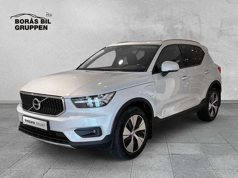 Silver Begagnad 2020 Volvo XC40 Momentum SUV | 354 000 kr (Marknadspris) - Bild 1/4