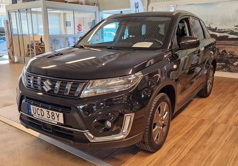 Svart Begagnad 2021 Suzuki Vitara GL SUV | 234 900 kr (Marknadspris) - Bild 1/4