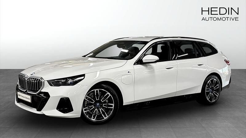 Begagnad 2025 BMW 530e M Sport Kombi | 598 700 kr (Superpris) - Bild 1/4