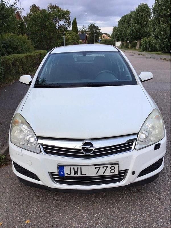Vit Begagnad 2009 Opel Astra Halvkombi | 20 000 kr (Marknadspris) - Bild 1/4