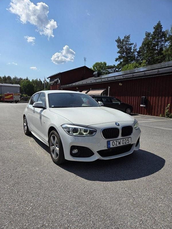 Vit Begagnad 2016 BMW 120 M Sport Halvkombi | 195 000 kr (Marknadspris) - Bild 1/4