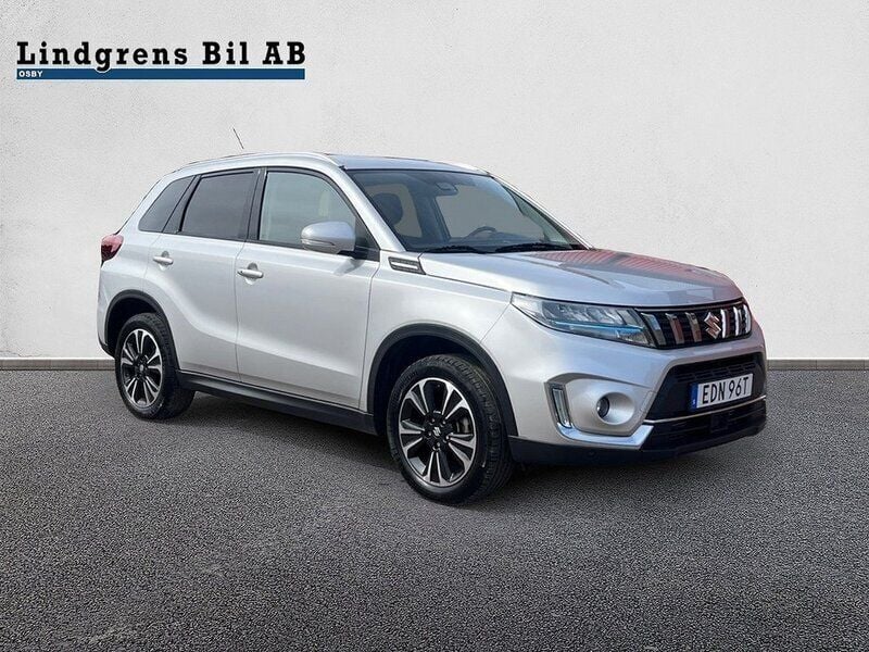 Silver metallic Begagnad 2020 Suzuki Vitara SUV | 229 900 kr (Marknadspris) - Bild 1/4
