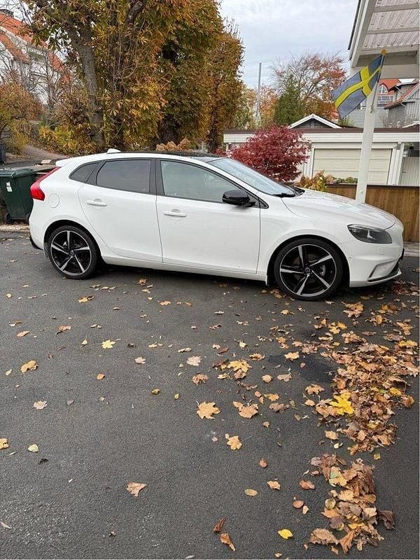 Vit Begagnad 2014 Volvo V40 R-Design Halvkombi | 116 500 kr (Marknadspris) - Bild 1/4