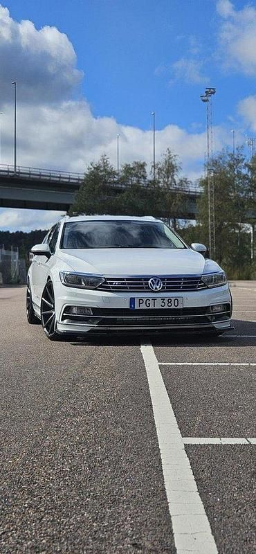 Vit Begagnad 2017 VW Passat GT Kombi | 150 000 kr (Lite dyr) - Bild 1/4