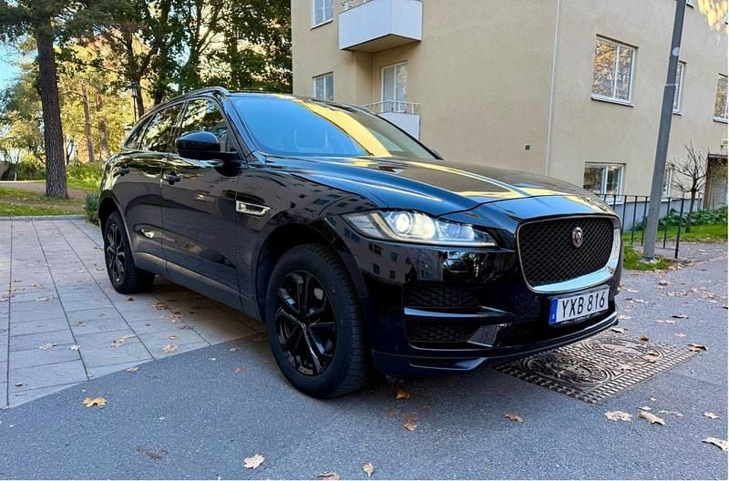 Svart Begagnad 2018 Jaguar F-Pace SUV | 214 900 kr (Dyr) - Bild 1/4