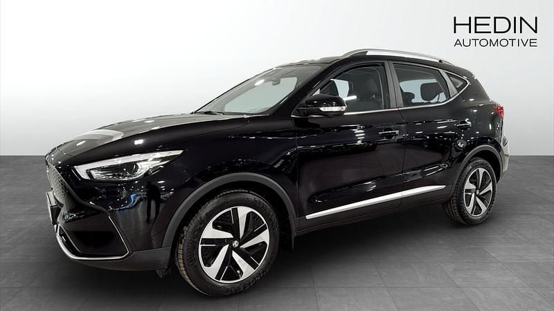 Svart (black) Begagnad 2023 MG ZS SUV | 254 900 kr (Marknadspris) - Bild 1/4