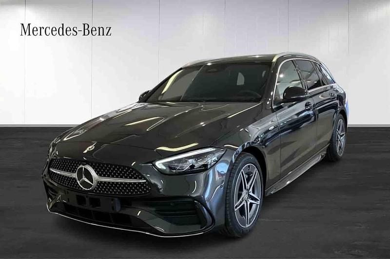 Grå Ny 2025 Mercedes C300e Kombi | 664 050 kr (Marknadspris) - Bild 1/1