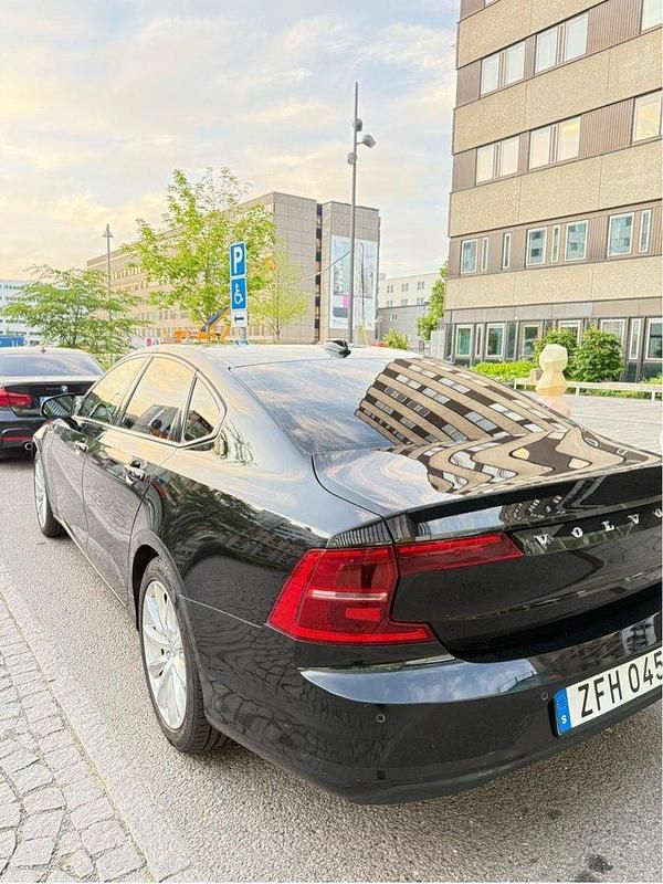 Svart Begagnad 2018 Volvo S90 Momentum Sedan | 235 000 kr (Marknadspris) - Bild 1/4