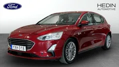 Röd (red) Begagnad 2018 Ford Focus Titanium Halvkombi | 149 900 kr (Marknadspris)