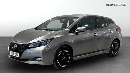 Begagnad Nissan Leaf N-Connecta 110 kW (150 HK) 2023 Grå Halvkombi