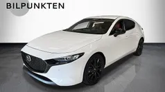 Snowflake white pearl mica (25d) Ny 2025 Mazda 3 Nagisa Kombi | 324 900 kr (Bra pris)